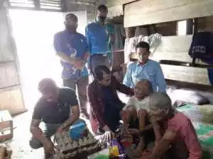 Rumah Reyot Tidur Berlantai Tanah, Kanda Budi Salurkan Bantuan Aliansi Indonesia Peduli Kasih 