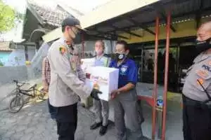Dalam Rangka Hari Bhayangkara Ke - 74, Polres Pasuruan Bagikan 1.700 Paket Sembako