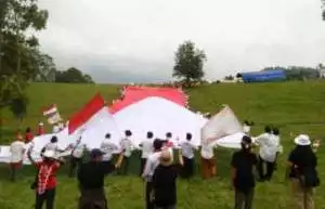 Dihadiri Bupati Serang, Solmet Bentangkan Bendera Merah Putih Sebesar 500 Meter Persegi
