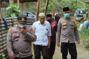 Kapolres Lhokseumawe Serahkan Santunan Kepada Korban Longsor di Paloh Bate Muara Dua