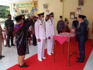 CAMAT SEMENDAWAI BARAT RESMI LANTIK 2 PJS KEPALA DESA