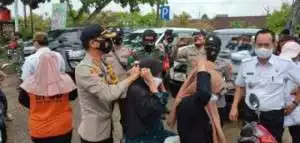 Upaya Putuskan Rantai Penyebaran Covid 19, AKBP Dalizon Bagikan Masker