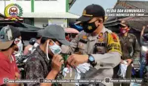 Cegah Penyebaran Covid 19 TNI - POLRI Dan Pemkab OKU Timur Bagikan Ribuan Masker Kepada Warga