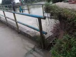 Masyarakat Berharap Jembatan Anjlok Penghubung Desa Karang Marga Agar Segera Diperbaiki