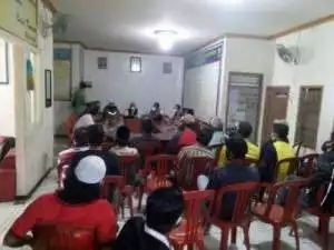 Masyarakat Geram, Gagal Mediasi Oknum Kades Tenjolaya Cicurug Diamankan Polisi