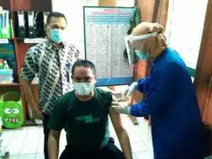 Lawan COVID 19, Puluhan Anggota Aliansi Indonesia Sukarela Menerima Vaksin