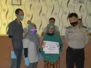 Pembagian Masker Gratis Ke Warga Desa Buniwangi Kec. Palabuhanratu Sebagai Wujud Upaya Mematuhi PROKES