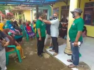 PEMDES Sindangraja Kec. Curugkembar Kab. Sukabumi Membagikan Masker Gratis Upaya Mendisiplinkan PROKES Ke Warga