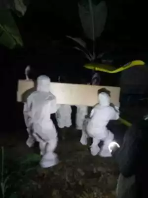 Pemakaman Jenazah Covid Warga Desa Cihaur Ridogalih Oleh TRC (Tim Reaksi Cepat) Puskesmas Cikakak Sesuai Protokol Covid