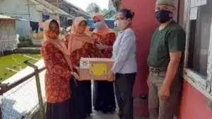 Bagikan Paket Sembako. Ketua DWP Perkim " Kepedulian ini Semoga Bermanfaat"