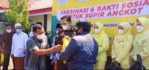 KEJAKSAAN NEGERI KABUPATEN SUKABUMI MENGADAKAN VAKSINASI DAN BAKTI SOSIAL UNTUK SUPIR ANGKOT