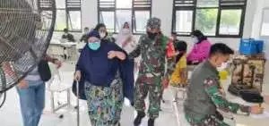 Koptu Rohiman Babinsa Koramil 01 Teluknaga Bantu Manula Lakukan Vaksin