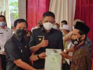 ATR BPN OKU Timur Bersama Bupati Serahkan 220 Sertifikat Tanah Kepada Masyarakat Tanjung Kukuh