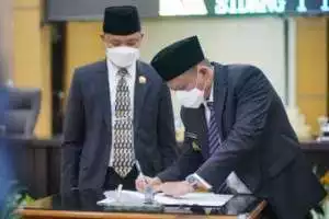 DPRD Dan Bupati OKU Timur Teken Perubahan Raperda Menjadi Perda