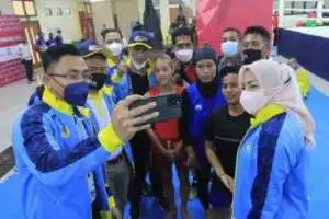 LOLOS KE FINAL ATLET MUAY THAI BANTEN MENANGIS DIPELUK WAKIL GUBERNUR BANTEN