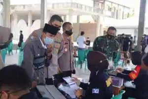 Polda Banten dan Akabri 99 Banten Vaksin 730 Santri di Baros
