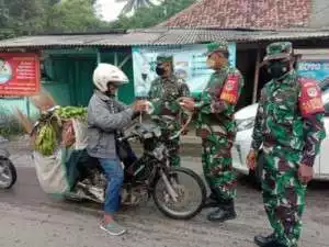 Waspadai Penyebaran Covid-19 Koramil 01 Teluk Naga Galakkan PPKM di Pasar