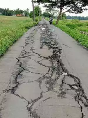 JALAN POROS DESA TALOK SEPANJANG 1900 M MENGALAMI RUSAK PARAH