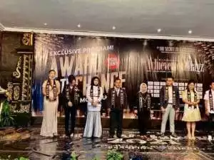 "Platinum Salon Kecantikan Award 2021" untuk Kartika Esty Sundari (Bendahara BPAN LAI DPC Medan)