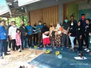 Wujud Kepedulian, LBH PMBI DPAC Neglasari Bagikan Sembako 