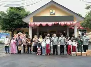 Bupati Kab. Sukabumi H.Marwan Hamami Menyantuni Anak Yatim Dan Jompo Pada Acara Hari Bhakti Dinas PU Ke 76