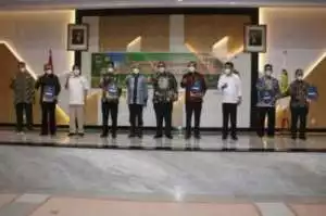 Bupati Kab. Sukabumi H.Marwan Hamami Menyantuni Anak Yatim Dan Jompo Pada Acara Hari Bhakti Dinas PU Ke 76