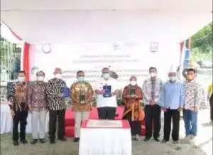 Bupati Kab. Sukabumi H.Marwan Hamami Menyantuni Anak Yatim Dan Jompo Pada Acara Hari Bhakti Dinas PU Ke 76