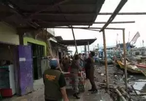 Kepala Desa Bpk. Kulyubi Membersihkan Kegiatan Gubuk Gubuk Liar  di Bantaran Kali Demi Ketertiban