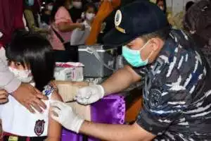 Tim Serbuan Vaksinasi Maritim Lanal Babel Vaksin Siswa-Siswi Sekolah Dasar