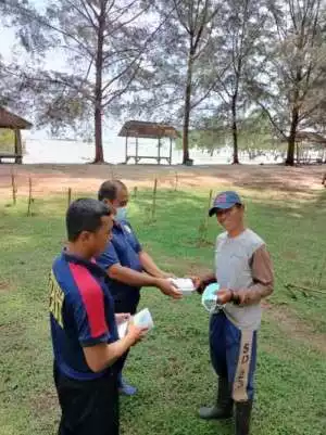 SB Bakamla Babel Bagikan Masker Serta Nasi Kotak kepetugas Kebersihan