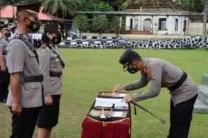 Kapolres Bangka  AKBP Indra Kurniawan,S.H.,S.I.K.,M.Si Pimpin Upacara Serah Terima Jabatan (Sertijab) Sejumlah Pejabat Utama (PJU) Dan Kapolsek Di Halaman Apel Polres Bangka.