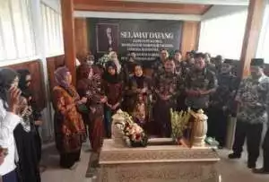 Ziarah Bersama ke Makam Pendiri Lembaga Aliansi Indonesia, H. Djoni Lubis