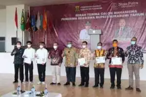 150 Orang LULUS Beasiswa, Bupati Kab. Sukabumi "Kembangkan Pengetahuan Dan Berkontribusi Untuk Daerah"