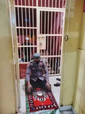 Polsek Tempilang Polres Bangka Barat,Bina Tahanan Melalui Ibadah Sholat