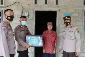 Di Bulan Suci Ramadhan,Sat Binmas Polres Bangka Tengah Berikan Tali Asih Bagi Masyarakat Kurang Mampu