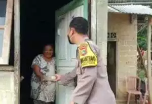 Berbagi Rezeki di Bulan Ramadhan;Polsek Simpang Teritip Bagi Takjil Dari Rumah ke Rumah