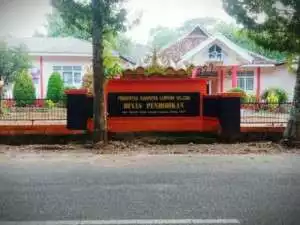 Kadis Lamsel Menghindar Lewat Pintu Samping Saat Hendak di Konfirmasi LKPJ Dana Bos