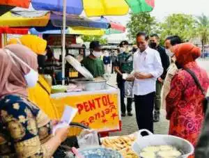 Salurkan Bansos di Sumenep, Presiden: Penyaluran BLT Minyak Goreng Lancar
