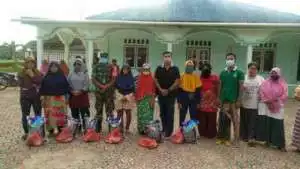 Membantu Perekoniam Warga ;Kodim 0431/Babar Bagikan Sembako kepada Warga  