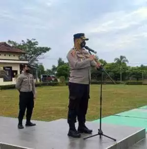Kabag Osp Polres Bangka Barat Pada Saat Apel Pagi, Imbau Anggota Ajak Masyarakat Ikuti Vaksinasi Tahap I, II, Dan Bosster