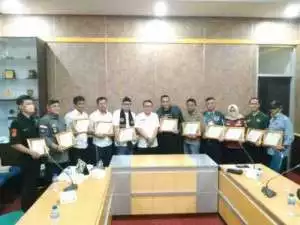BAKESBANGPOL Kab. Sukabumi Memberikan Penghargaan Kepada LSM, ORMAS, OKP Yang Ada Di Sukabumi