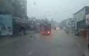 Jalan Bayah - Cikotok Tergenang dan Arus Cukup Deras, Dampak Tambang Ilegal