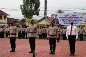Kapolres Muba AKBP Siswandi, SIK, memberihkan penghargaan kepada 71 anggota Polres Muba 