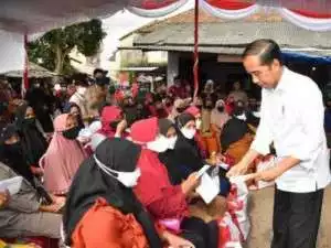 Serahkan Bansos di Pasar Toboali Bangka Selatan ,Presiden : Gunakan Untuk Penuhi Gizi Anak  