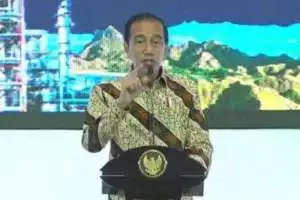 Presiden Jokowi Cek Harga Bahan Pangan di Pasar Kemuning Pontianak