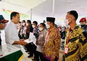 Presiden Serahkan Bantuan Stimulan Rumah Korban Gempa Cianjur