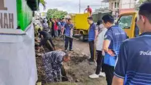 Atasi Banjir, Polsek Muntok Polres Bangka Barat Bersihkan Selokan