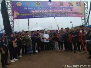 Kades Jampang dan Ketua Aliansi Ormas Gunting Pita Membuka Bazar Pasar Malam
