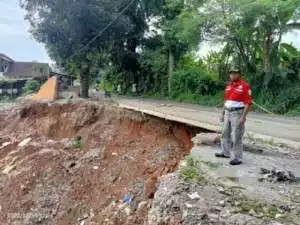 Bung Lutfi Yahya, Ketua PWRI Kab. Sukabumi Soroti Ruas Jalan Pangleseran - Cibatu Yang Terancam Putus, Cek Faktanya..!!