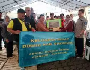 Kepala Dinas Pendidikan Kab. Sukabumi Beserta Jajarannya Menyalurkan Bantuan Ke Warga Yang Terdampak Gempa Cianjur dan Sukabumi